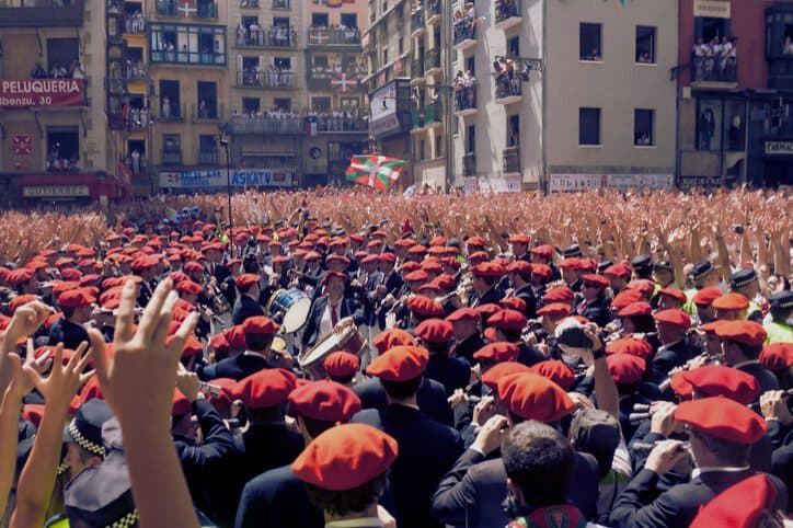 groupe ou foule de personnes chantant joyeusement ensemble