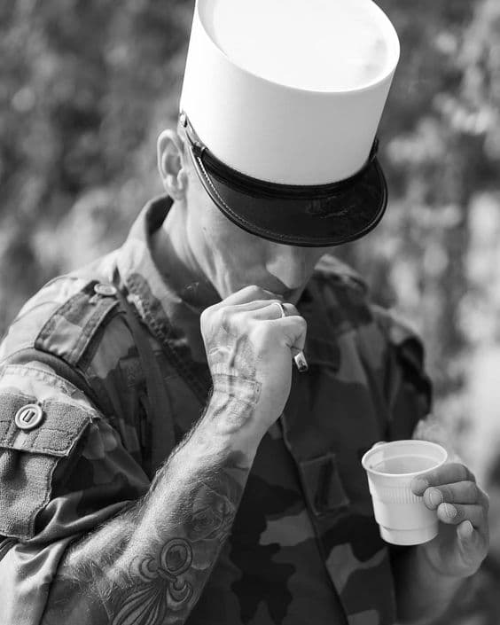 image de la page d'accueil représentant des personnes célébrant la chanson et la culture populaire